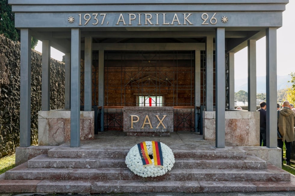 GERNIKA (BIZKAIA), 28/11/2025.- Ofrenda floral del presidente alemán, Frank-Walter Steinmeier en memoria de las víctimas del bombardeo en Gernika, este viernes. EFE/ Miguel Toña POOL
