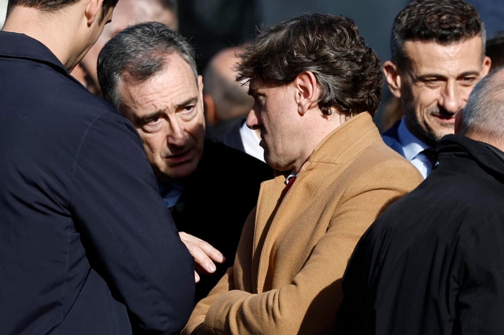 GERNIKA (BIZKAIA), 28/11/2025.- El presidente del PNV, Aitor Esteban (i), conversa con el secretario general del PSE-EE, Eneko Andueza, durante una ofrenda floral en memoria de las víctimas del bombardeo en Gernika, este viernes. EFE/ Miguel Toña POOL