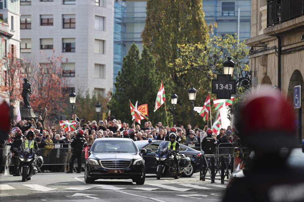 GERNIKA (BIZKAIA), 28/11/2025.- El vehículo del rey Felipe VI a su llegada a Gernika, este viernes. EFE/ Luis Tejido