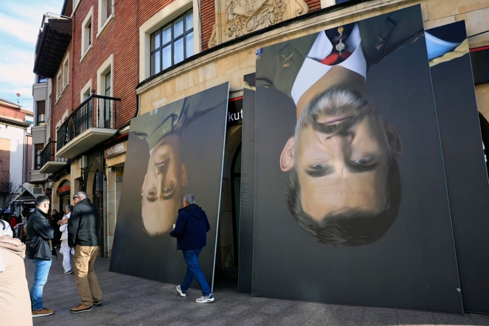 Vista de unos retratos gigantes dados la vuelta de Francisco Franco y el rey Felipe VI en Gernika, este viernes, utilizados durante la manifestación de EH Bildu contra el rey.