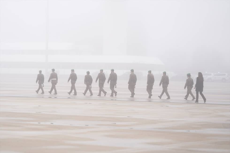 Militares en la pista de Foronda se preparan para recibir al presidente alemán.