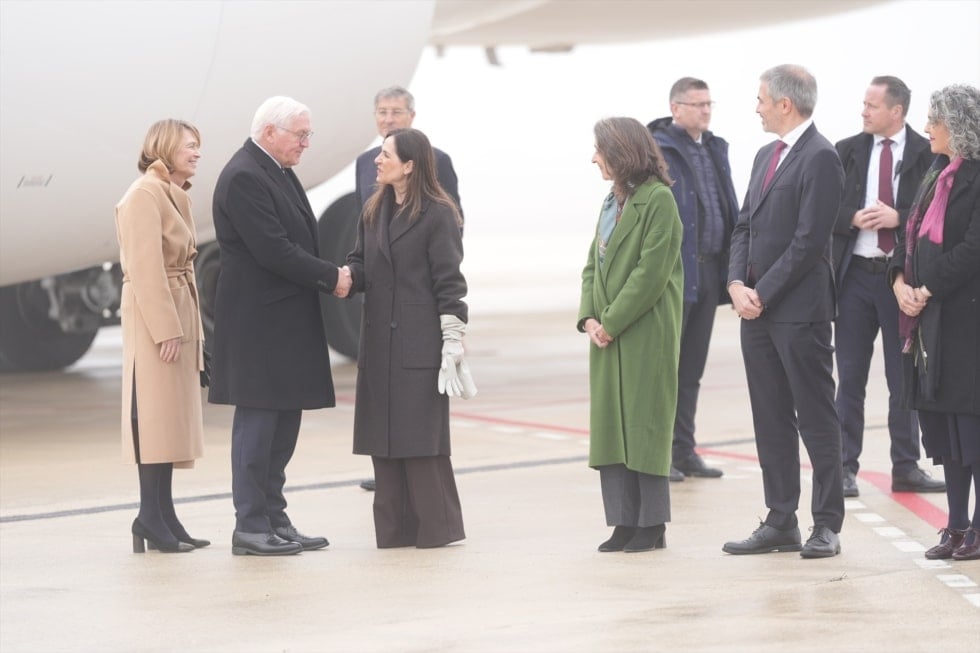 El presidente de la República Federal de Alemania, Frank-Walter Steinmeier (2i), y a la primera dama de Alemania, Elke Büdenbender (i), saludan a la alcaldesa de Vitoria, Maider Etxebarria (3i), a su llegada al aeropuerto de Foronda, a 28 de noviembre de 2025, en Vitoria-Gasteiz, Álava, País Vasco (España). Durante su visita, Steinmeier se reunirá con el Lehendakari y visitará Gernika donde oficializará la petición de perdón de Alemania 88 años después del bombardeo nazi Iñaki Berasaluce / Europa Press 28 NOVIEMBRE 2025;VISITA DEL PRESIDENTE ALEMÁN 28/11/2025