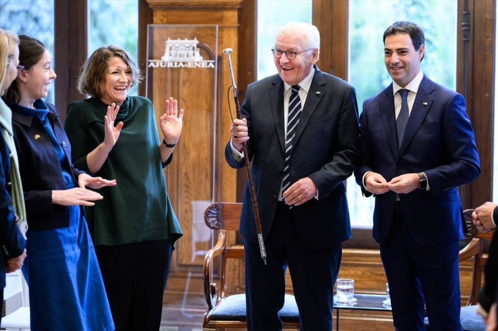 28 November 2025, Spain, Vitoria-Gasteiz: German President Frank-Walter Steinmeier (2-R) shows Julia Schneider (L) and Doerte Dinger (2-L), Head of the Presidential Office, a traditional Basque makila - a ceremonial walking stick that also served as a weapon - gifted by Basque Prime Minister Imanol Pradales Gil (R). Photo: Bernd von Jutrczenka/dpa 28/11/2025 ONLY FOR USE IN SPAIN