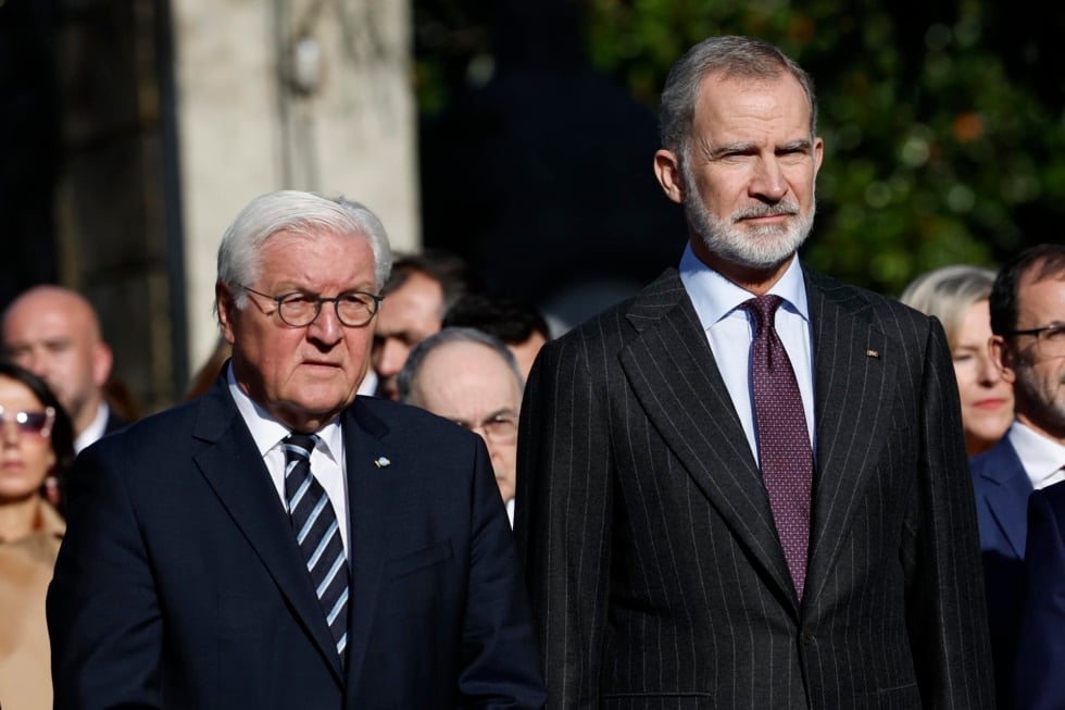 GERNIKA (BIZKAIA), 28/11/2025.- El presidente alemán, Frank-Walter Steinmeier, acompañado por el rey Felipe VI, durante una ofrenda floral en memoria de las víctimas del bombardeo en Gernika, este viernes. EFE/ Miguel Toña