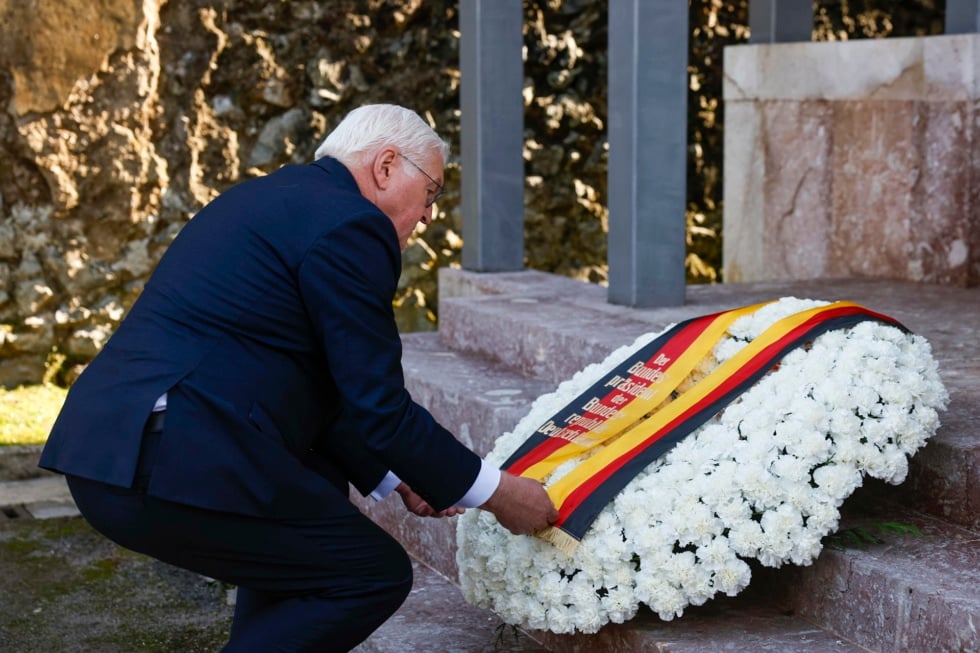 GERNIKA (BIZKAIA), 28/11/2025.- El presidente alemán, Frank-Walter Steinmeier, durante una ofrenda floral en memoria de las víctimas del bombardeo en Gernika, este viernes. EFE/ Miguel Toña POOL