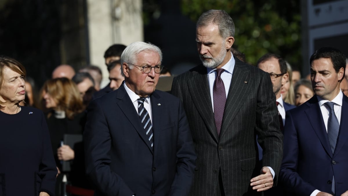 El presidente alemán, Frank-Walter Steinmeier, conversa con el rey Felipe VI, en presencia de la primera dama alemana, Elke Büdenbender, y el lendakari, Imanol Pradales, durante la ofrenda floral en memoria de las víctimas del bombardeo en Gernika, este viernes.