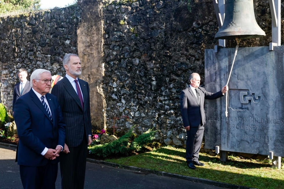GERNIKA (BIZKAIA), 28/11/2025.- El presidente alemán, Frank-Walter Steinmeier, acompañado por el rey Felipe VI, durante una ofrenda floral en memoria de las víctimas del bombardeo en Gernika, este viernes. EFE/ Miguel Toña POOL