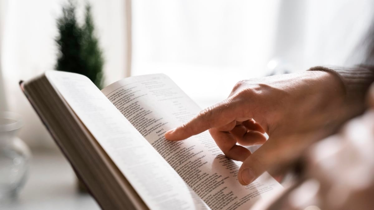 La aplicación de la Biblia supera los 1.000 millones de descargas: ¿tienen algo que ver los 'influencers' y la cultura pop?