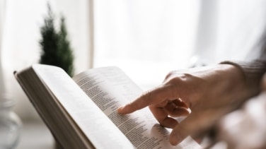 La aplicación de la Biblia supera los 1.000 millones de descargas: ¿tienen algo que ver los 'influencers' y la cultura pop?
