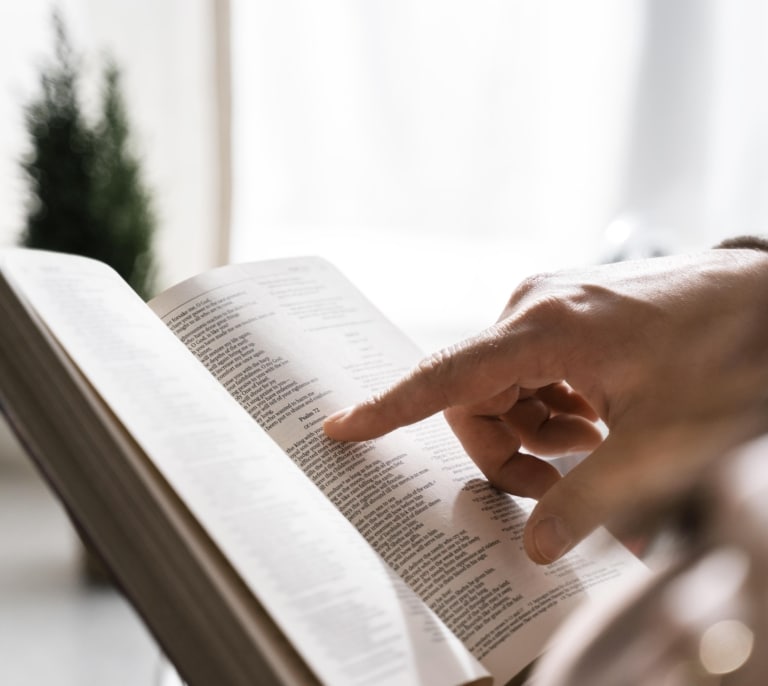 La aplicación de la Biblia supera los 1.000 millones de descargas: ¿tienen algo que ver los 'influencers' y la cultura pop?