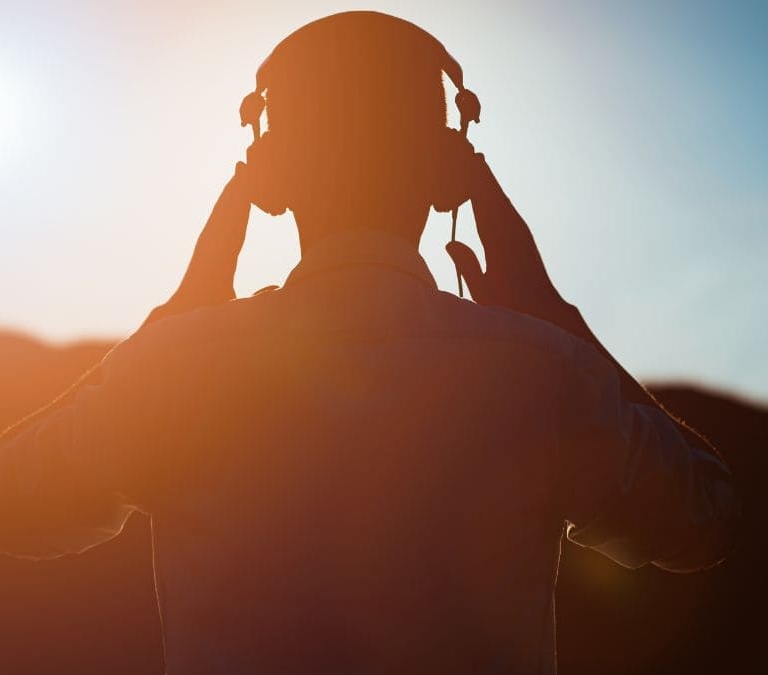 Este es el volumen al que debes escuchar la música para que tus oídos no sufran