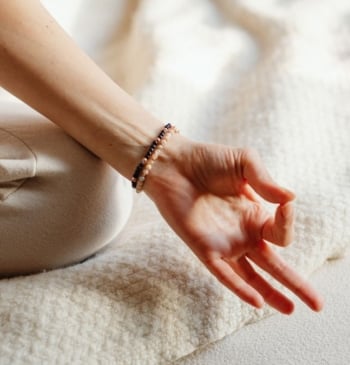 Los simples ejercicios para poder iniciarte en el yoga desde casa