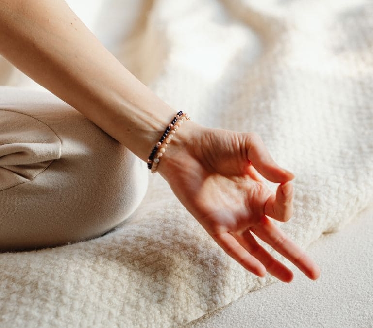 Los simples ejercicios para poder iniciarte en el yoga desde casa