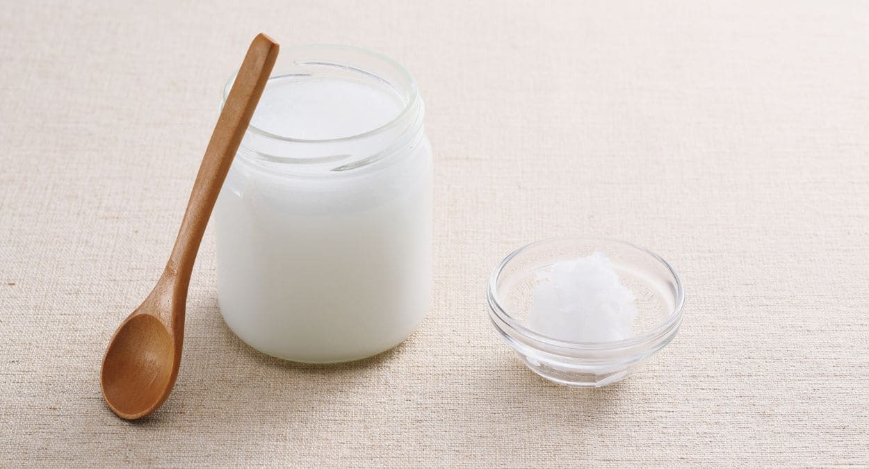 Por qué el yogur entero puede ser más sano que el desnatado