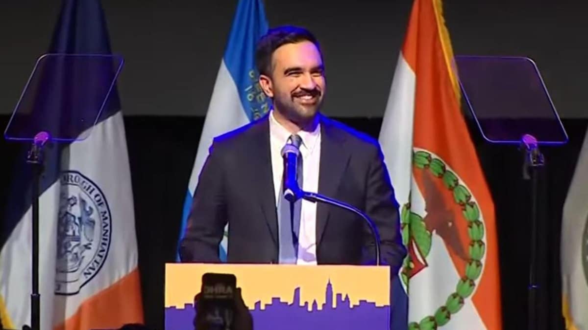 Zohran Mamdani pronuncia su discurso tras vencer en Nueva York.