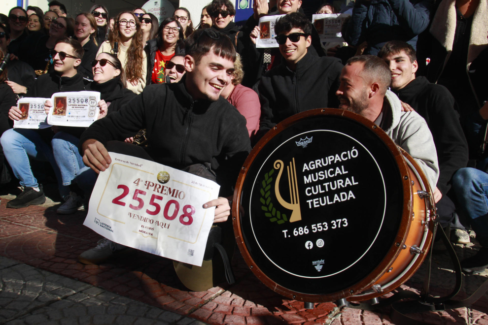 GRAFCVA1377. MORAIRA (ALICANTE), 22/12/2025.- La Agrupación Musical Cultural de Teulada (Alicante) ha sido agraciada con algo más de 21 millones de euros del sorteo extraordinario de Navidad al estar abonada al número 25.508, segundo cuarto premio de la lotería de este lunes, que ha sido vendido en la administración numero 1 de Moraira. . EFE/Morell