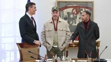 Pedro Sánchez se 'arrima' al rap y condecora a SFDK