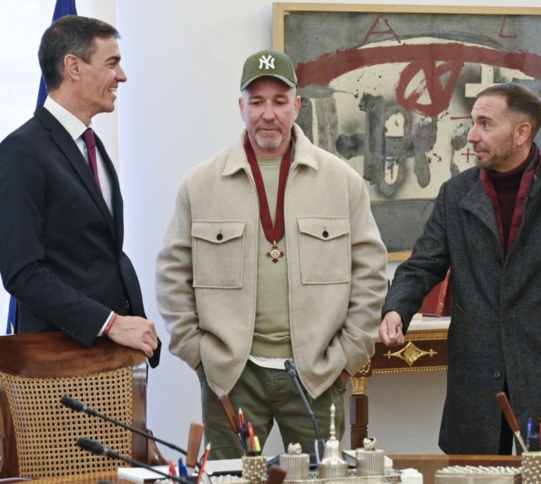 Pedro Sánchez se 'arrima' al rap y condecora a SFDK