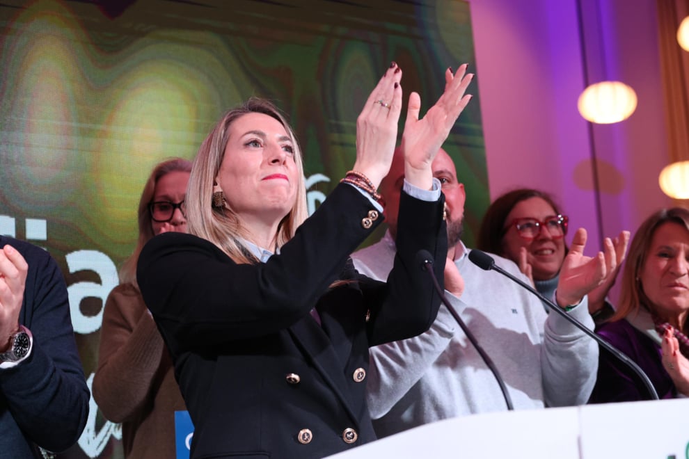 La presidenta en funciones y candidata del PP en Extremadura, María Guardiola, valora los resultados en el Hotel Mérida Azz, este domingo
