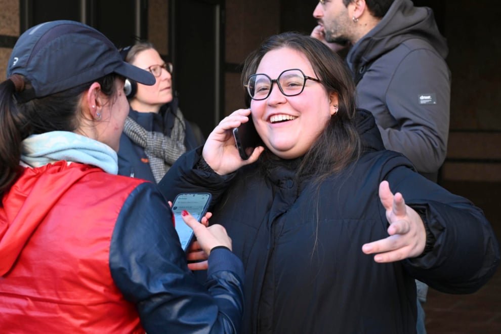 LA BAÑEZA (LEÓN), 22/12/2025.-Agraciados con el Gordo del Sorteo Extraordinario de la Lotería de Navidad, el 79.432, lo celebran en La Bañeza (León). El Gordo, dotado con cuatro millones de euros por serie (400.000 euros por décimo), del que se han consignado 182 series en la provincia de León: 117 en La Bañeza, 50 en Villablino y 15 en La Pola de Gordón, que de haberse vendido supondrían 728 millones de euros.-EFE/J.Casares