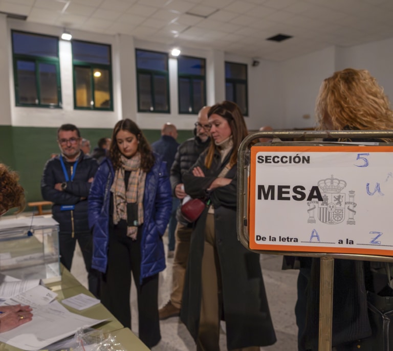 La participación en las elecciones de Extremadura cae más de seis puntos hasta las 18:00 horas