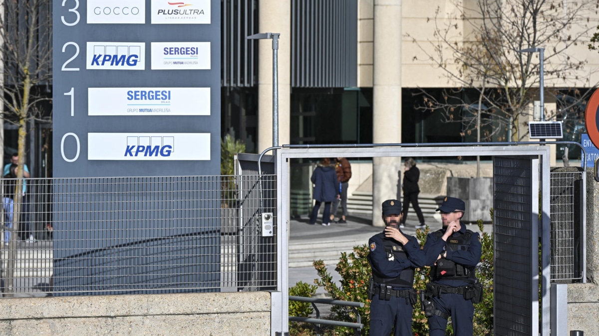 La Policía Nacional registrando la sede de la empresa de aerolíneas Plus Ultra