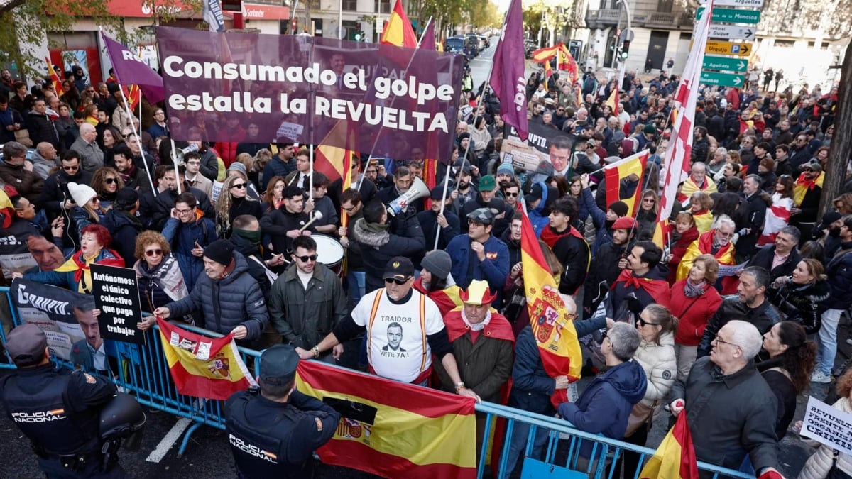 La última manifestación convocada por Revuelta en Ferraz, contra el Gobierno de Pedro Sánchez, el pasado 30 de noviembre