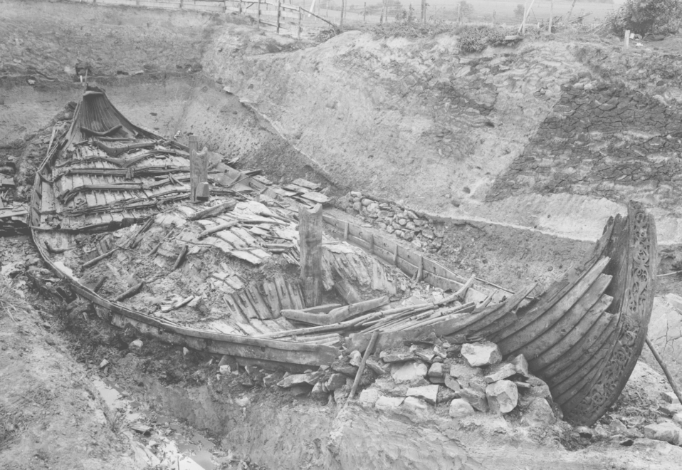 El barco de Oseberg es un barco vikingo descubierto en un extenso montículo funerario cerca de la granja Oseberg, en Noruega en 1904.