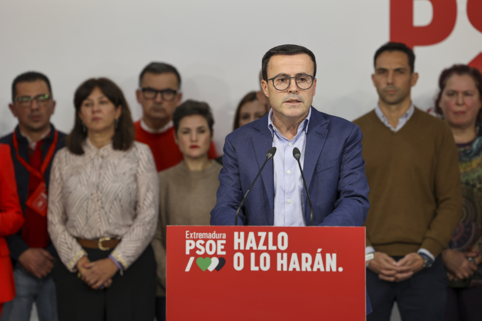 MÉRIDA, 21/12/2025.- El candidato socialista a la presidencia de la Junta de Extremadura Miguel Ángel Gallardo durante su comparecencia tras conocer los resultados electorales extremeños, hoy domingo en la sede del PSOE en Mérida. El PSOE ha conseguido 18 escaños. EFE/Jero Morales