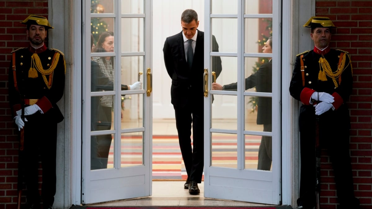 MADRID, 10/12/2025.-El presidente del Gobierno, Pedro Sánchez, sale a recibir al presidente de Palestina, Mahmoud Abbas, este miércoles en el Palacio de la Moncloa en Madrid.- EFE/ Borja Sánchez-Trillo