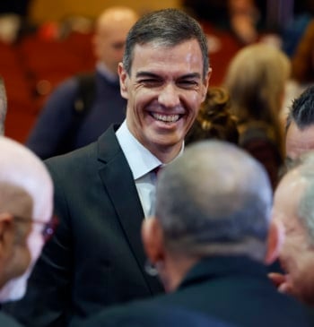 Sánchez pide al sector coches eléctricos "que los españoles se puedan permitir"