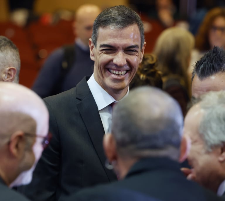 Sánchez pide al sector coches eléctricos "que los españoles se puedan permitir"