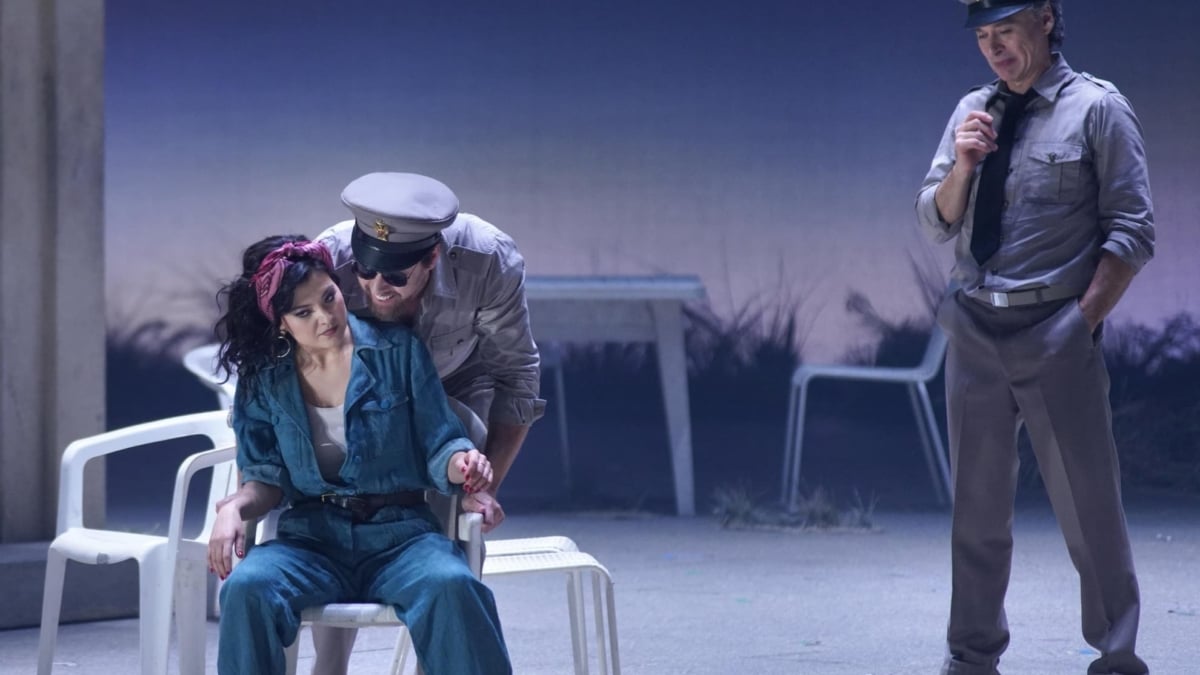 Aigul Akhmetshina (Carmen), Toni Marsol (Moralès) y David Lagares (Zuniga)