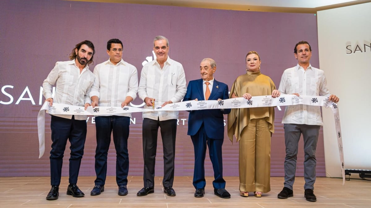 El presidente de Globalia y Air Europa, Juan José Hidalgo (3d), junto a su hijo Javier (i); su hija María José (2d); el ministro de Turismo, David Collado (2i); el presidente de la República Dominicana, Luis Abinader (3i), y Javier Blanco (d).