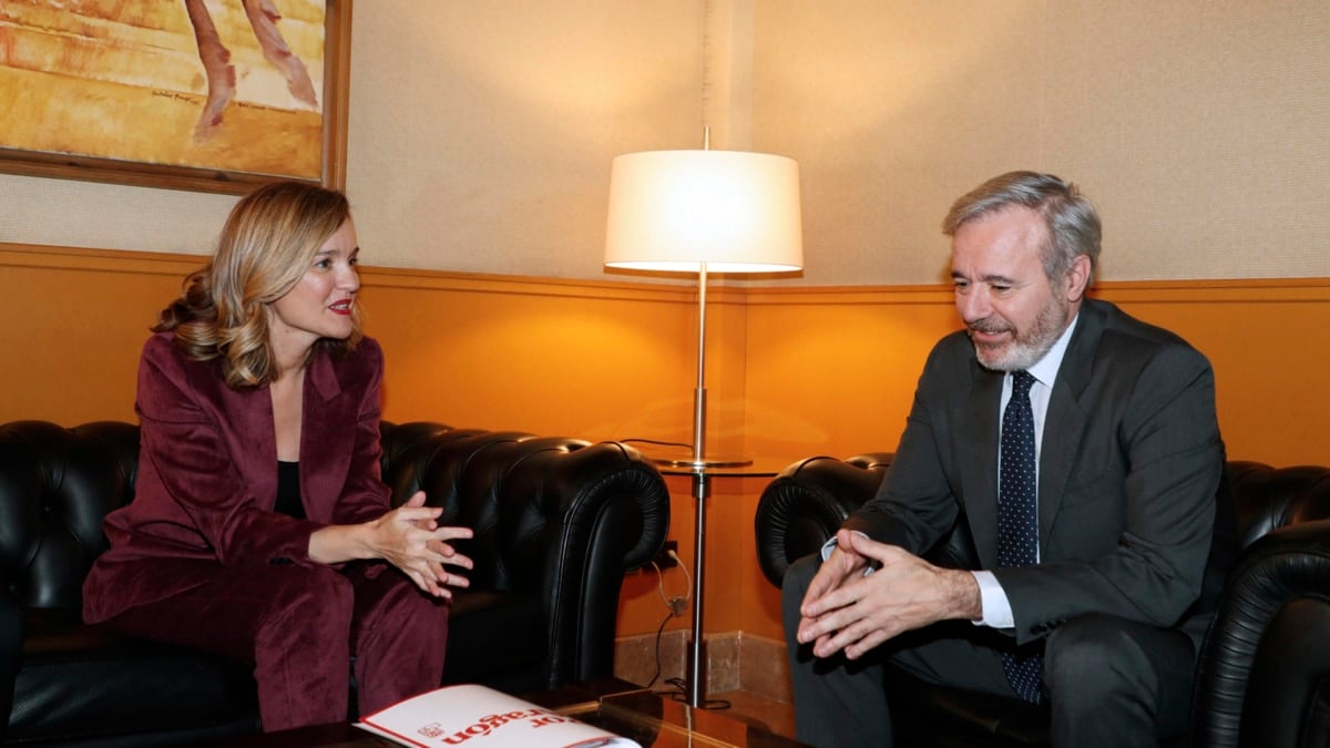 El presidente de Aragón, Jorge Azcón, y la ministra y líder del PSOE de Aragón, Pilar Alegría, en su reunión sobre presupuestos regionales de este miércoles, en la sede de la Presidencia aragonesa, en Zaragoza