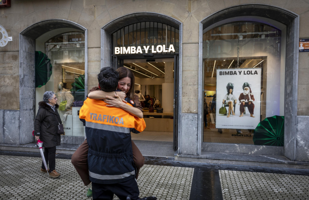 SAN SEBASTIÁN, 22/12/2025.- Una trabajadora de la sede de Bimba y Lola en San Sebastián celebra su suerte con su marido este lunes, por participaciones del 70.048, segundo premio del Sorteo Extraordinario de la Lotería de Navidad, vendidas por la empresa a la plantilla de esta firma de moda. EFE/Javier Etxezarreta