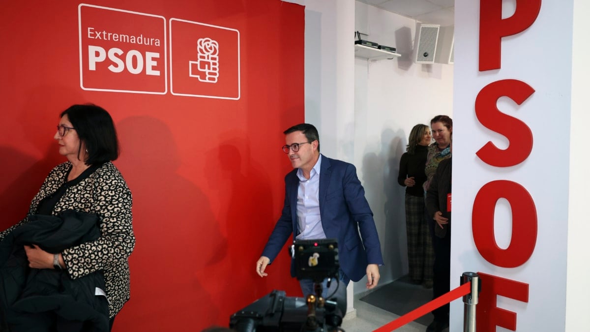 MÉRIDA, 21/12/2025.- El candidato socialista a la presidencia de la Junta de Extremadura Miguel Ángel Gallardo antes de comparecer tras conocer los resultados electorales extremeños, hoy domingo en la sede del PSOE en Mérida. El PSOE ha conseguido 18 escaños. EFE/Jero Morales