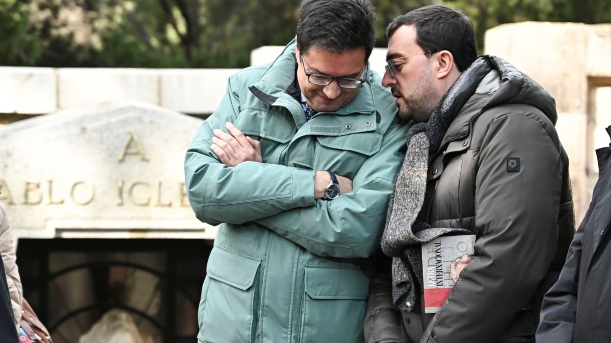 MADRID, 09/12/2025.- El ministro para la Transformación Digital y de la Función Pública, Óscar López (i), conversa con el presidente de Asturias, Adrián Barbón (d) durante el homenaje al fundador del Partido Socialista Obrero Español y de la Unión General de Trabajadores, Pablo Iglesias Posse, este martes en el cementerio de la Almudena en Madrid. El PSOE y UGT reivindican este martes la figura de su fundador, Pablo Iglesias Posse, en el centenario de su fallecimiento y pondrán en valor la lucha por la igualdad y los avances sociales en un momento delicado para el partido, ante el caso de supuesto acoso sexual del exdirigente Paco Salazar y la investigación judicial a sus dos últimos secretarios de Organización. EFE/ Fernando Villar