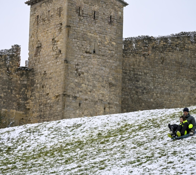 Decenas de carreteras afectadas por nieve y hielo en la Navidad más fría en 15 años