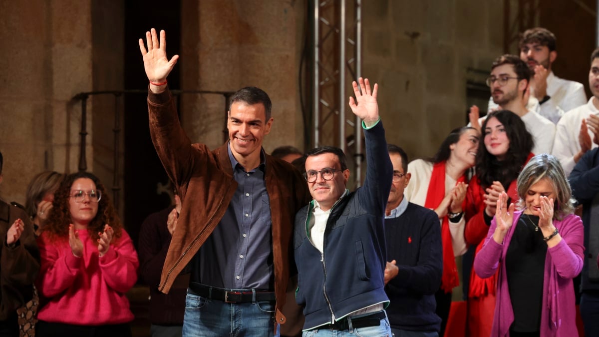 CÁCERES (ESPAÑA), 14/12/2025.- El presidente del Gobierno y secretario general del PSOE, Pedro Sánchez (I) y el líder de los socialistas extremeños y candidato a la Presidencia de la Junta, Miguel Ángel Gallardo (d) durante un acto electoral celebrado este domingo en Cáceres. EFE/ Jero Morales