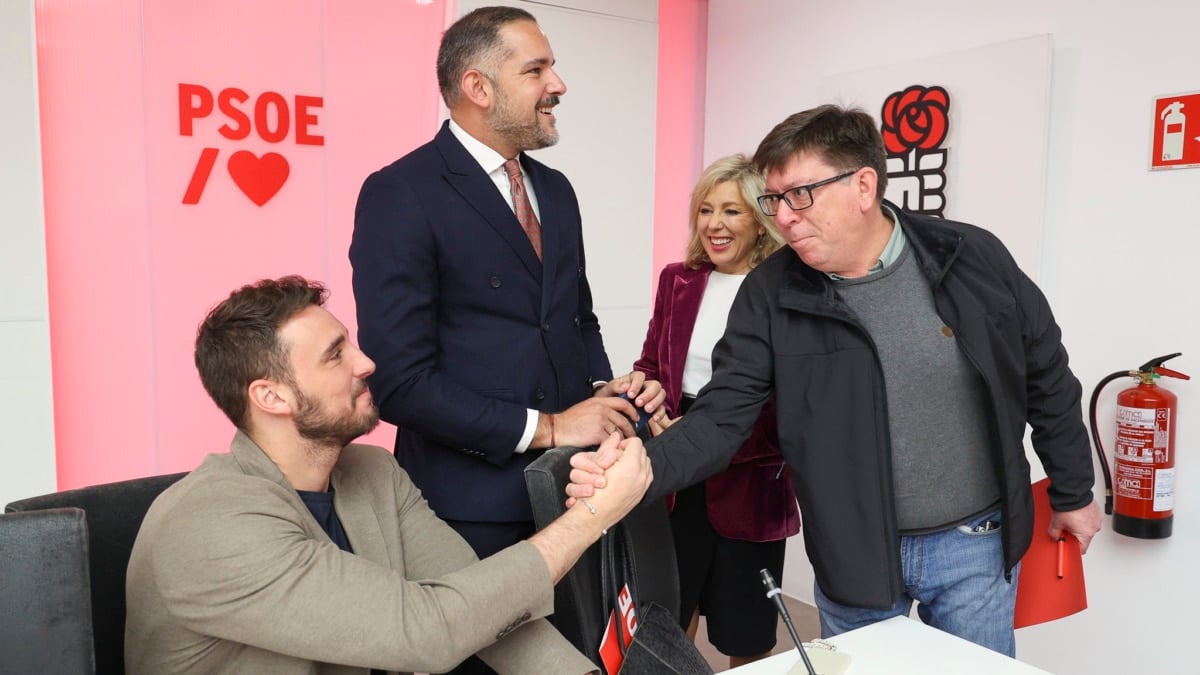 El ya exdirigente socialista Paco Salazar (d) saluda al secretario LGTBI del partido, Víctor Gutiérrez (i), en la reunión de la ejecutiva federal del PSOE del pasado 17 de febrero de 2025, en Ferraz.