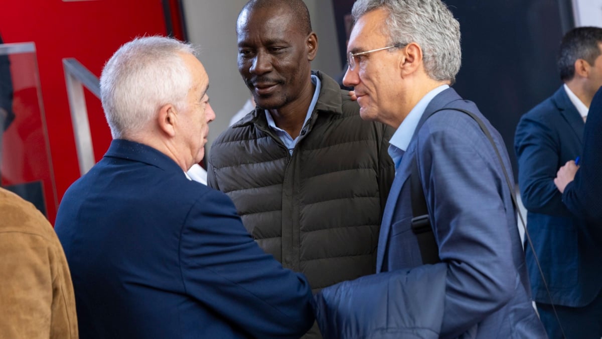 Javier Izquierdo (d), druante la reunión de la ejecutiva federal del PSOE del pasado 17 de noviembre de 2025.