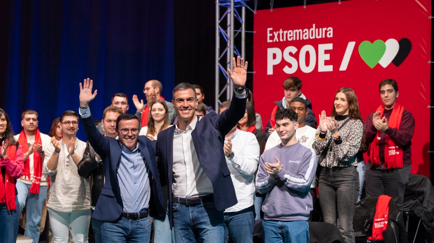 El secretario general del PSOE y presidente del Gobierno, Pedro Sánchez (d), y el líder de los socialistas extremeños y candidato a la Junta, Miguel Ángel Gallardo (i), en el mitin de cierre de campaña de este 19 de diciembre de 2025, en Villanueva de la Serena (Badajoz).