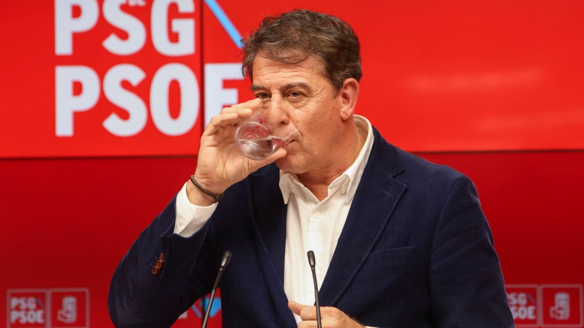 SANTIAGO DE COMPOSTELA, 12/12/2025.- El secretario general del PSdeG, José Ramón Gómez Besteiro, ha admitido este viernes en rueda de prensa que conoció en el mes de octubre el supuesto caso de acoso del que se acusa al expresidente de la Diputación de Lugo, José Tomé, por lo que le pidió explicaciones, pero el lo negó. EFE/ Xoán Rey.