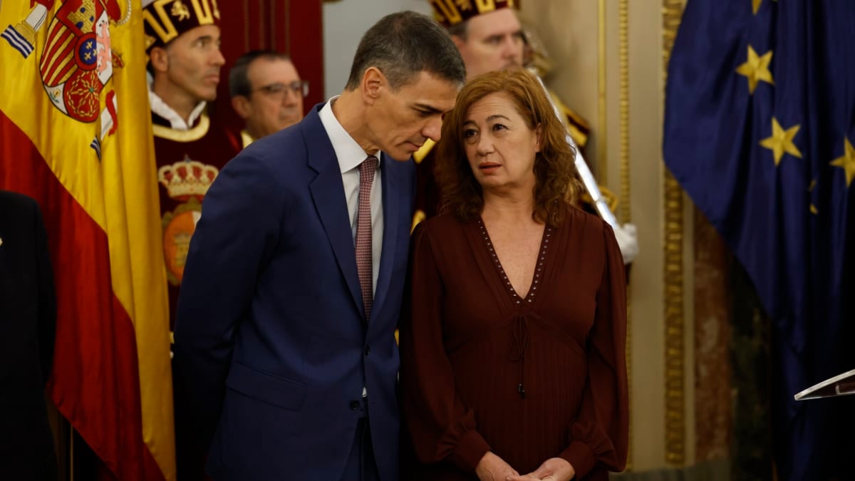 MADRID, 06/12/2025.- El presidente del Gobierno, Pedro Sánchez, y la presidenta de Congreso, Francina Armengol, durante el acto institucional por el Día de la Constitución, este sábado, en el Congreso de los Diputados. EFE/Chema Moya