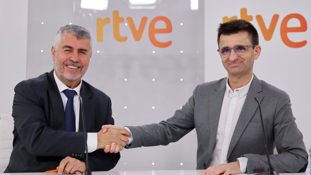 Miguel Ángel Oliver y José Pablo López sellan el acuerdo entre la Agencia Efe y RTVE.