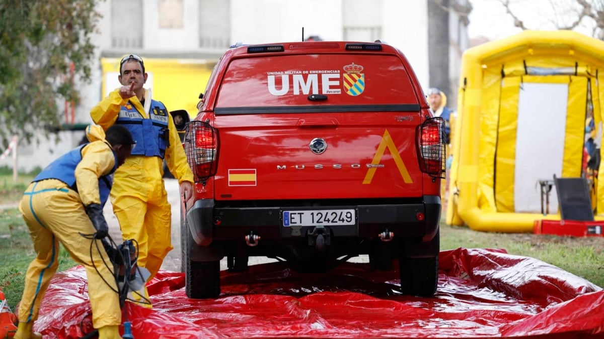 Labores de desinfección de la UME por el brote de peste porcina africana en Santa Perpètua de Mogoda (Barcelona).