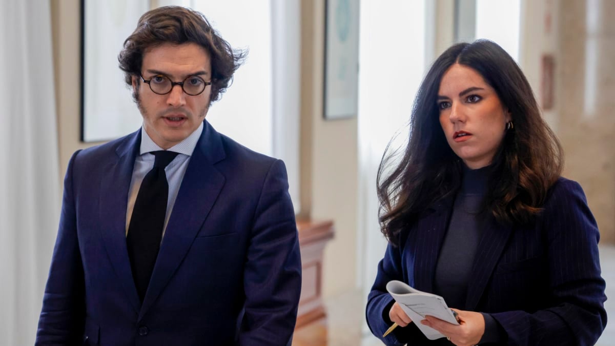 La portavoz de Vox, Pepa Millán, y el secretario general y portavoz adjunto del Grupo, este martes en los pasillos del Congreso