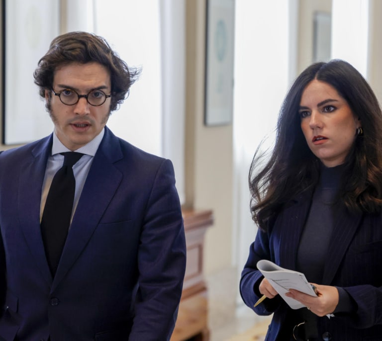 El PP une sus votos al PSOE para pedir que se investiguen las cuentas de la fundación de Vox