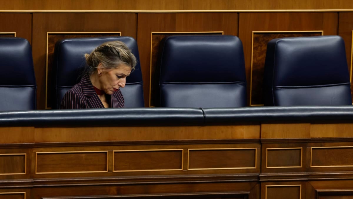 La vicepresidenta segunda del Gobierno y ministra de Trabajo, Yolanda Díaz, en su escaño del Congreso de los Diputados